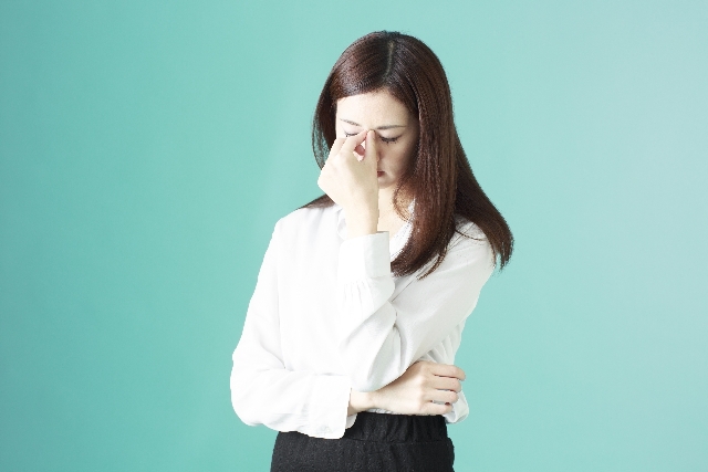 頭を悩ます女性のサムネイル画像