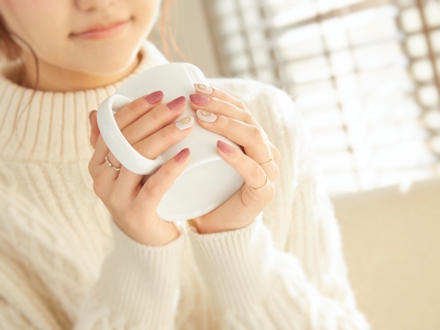 お茶で一息つく女性